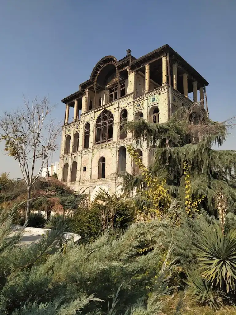عمارت کلاه فرنگی عشرت آباد