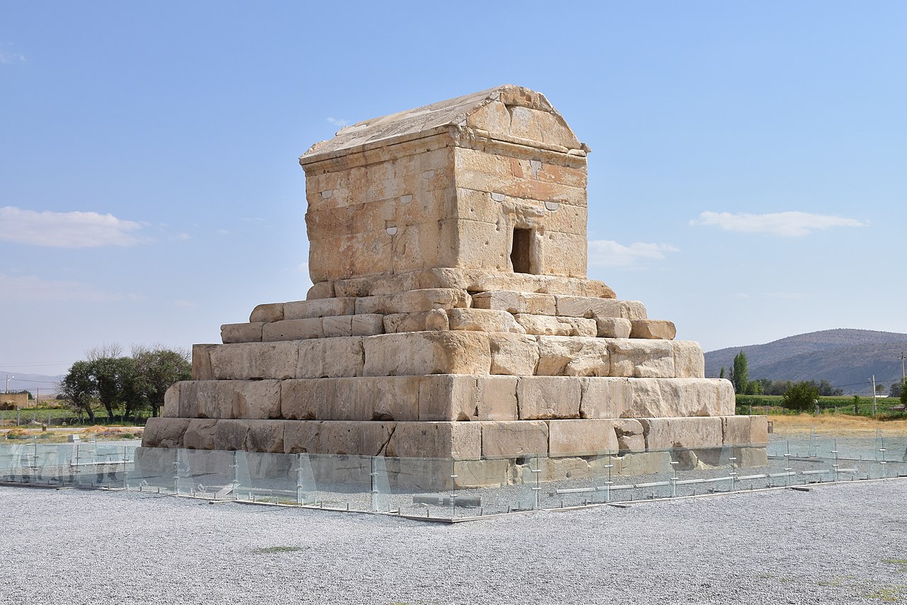 نام سه آتش مقدس زرتشتیان چیست